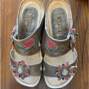 L’Astite brand sandal w/Velcro
